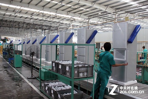 抽真空与灌氟操作完成 美菱BCD-450ZE9B冰箱总装待检